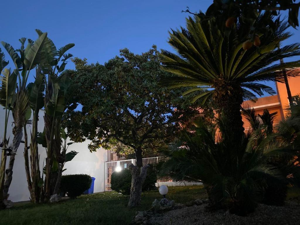 Viro House Bed & Breakfast Squinzano Bagian luar foto