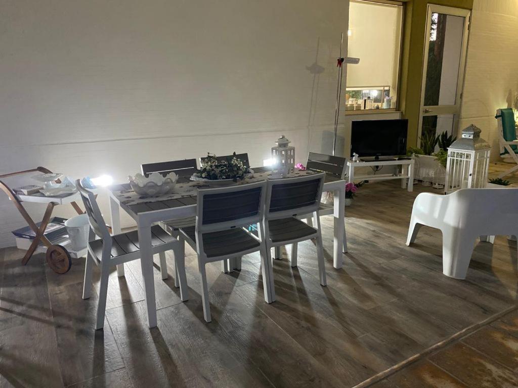 Viro House Bed & Breakfast Squinzano Bagian luar foto