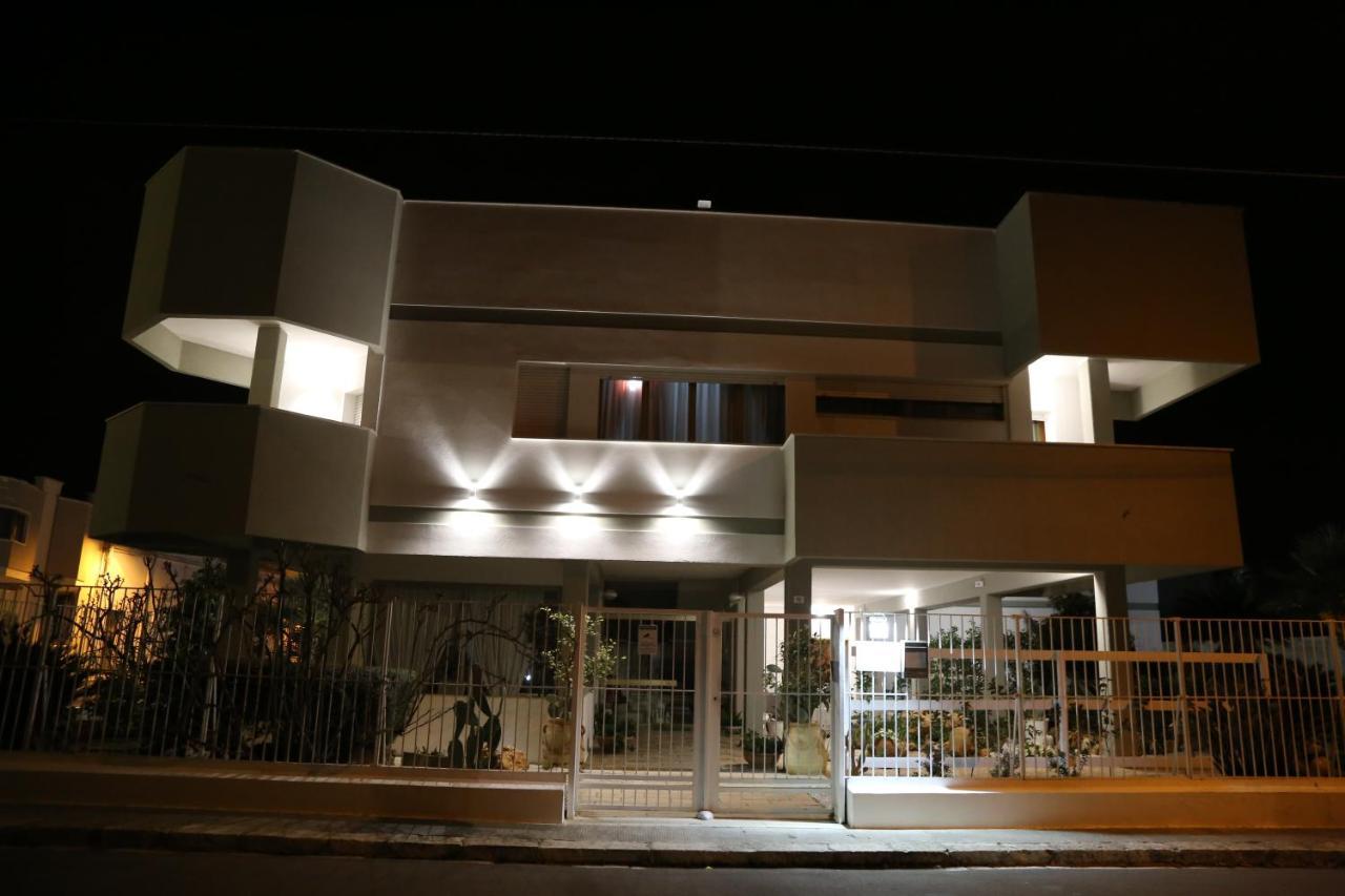 Viro House Bed & Breakfast Squinzano Bagian luar foto