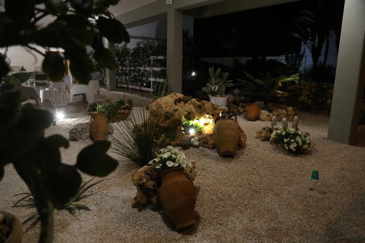 Viro House Bed & Breakfast Squinzano Bagian luar foto