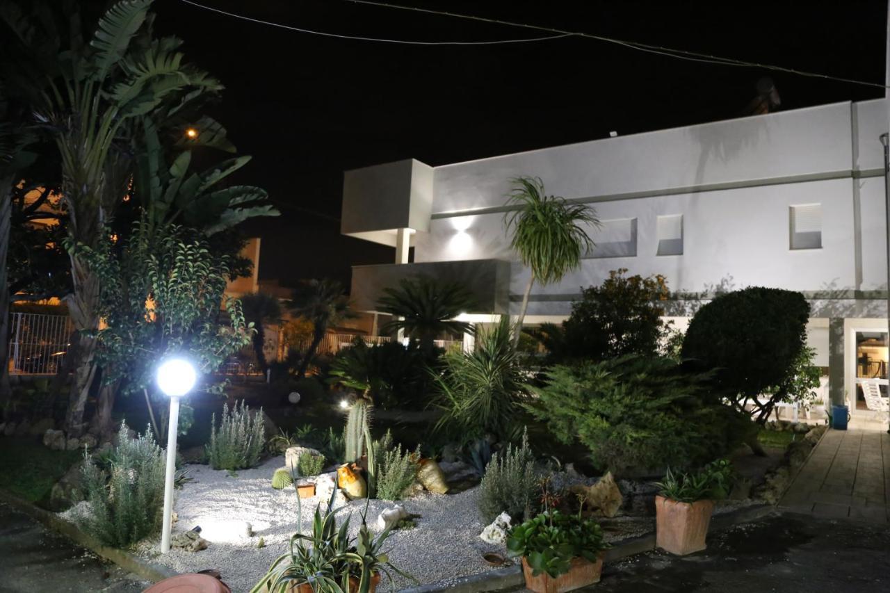 Viro House Bed & Breakfast Squinzano Bagian luar foto