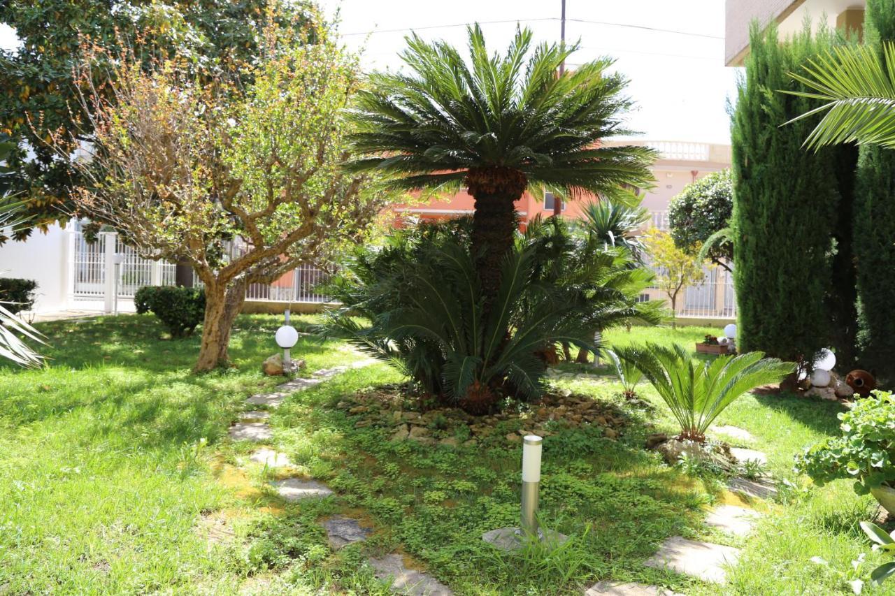 Viro House Bed & Breakfast Squinzano Bagian luar foto