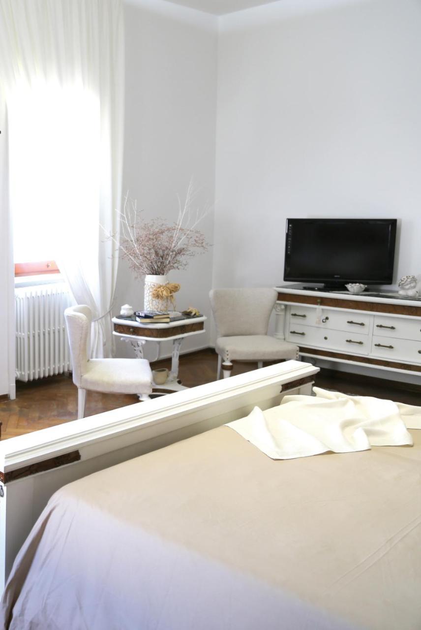 Viro House Bed & Breakfast Squinzano Bagian luar foto