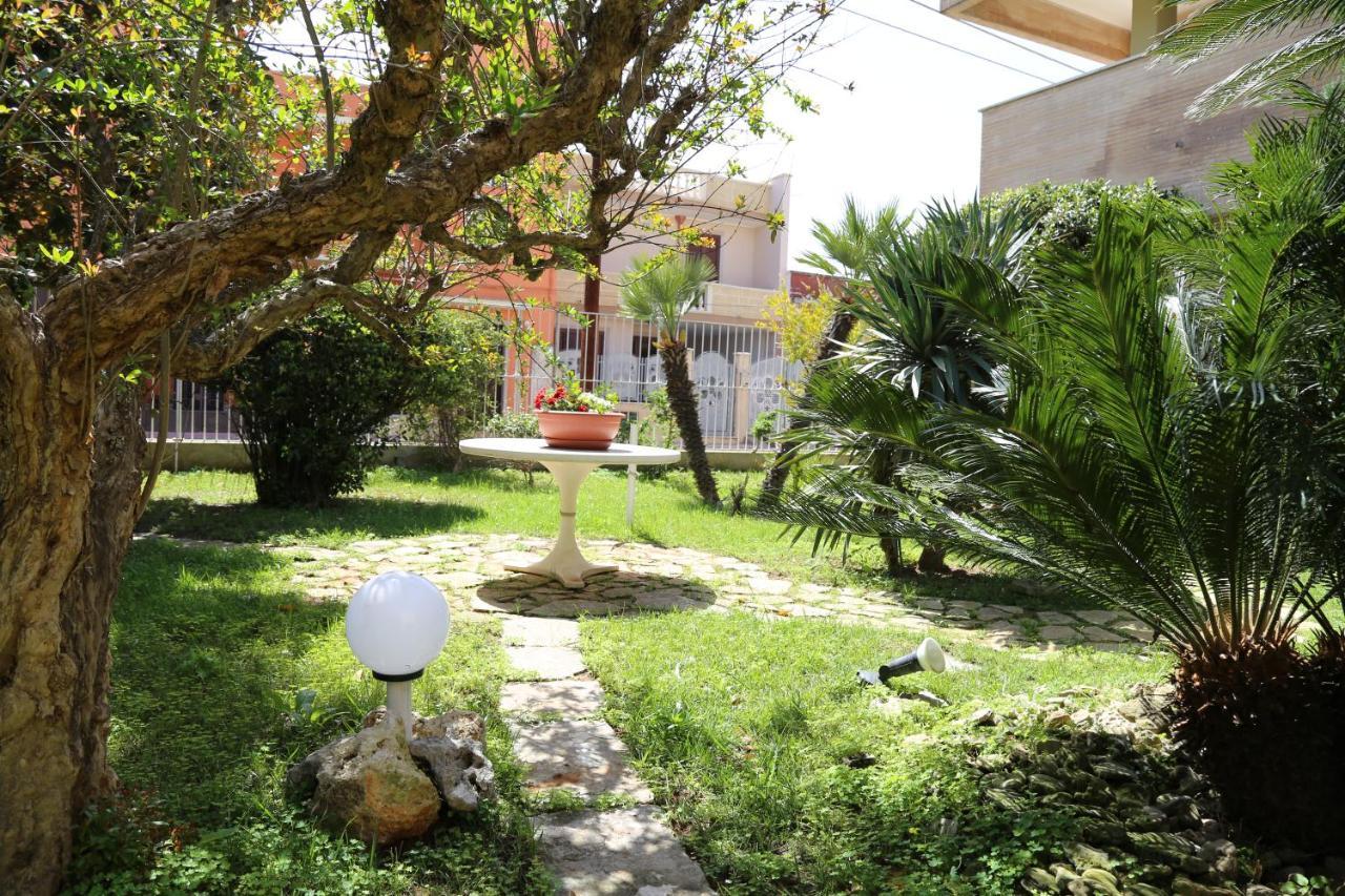Viro House Bed & Breakfast Squinzano Bagian luar foto